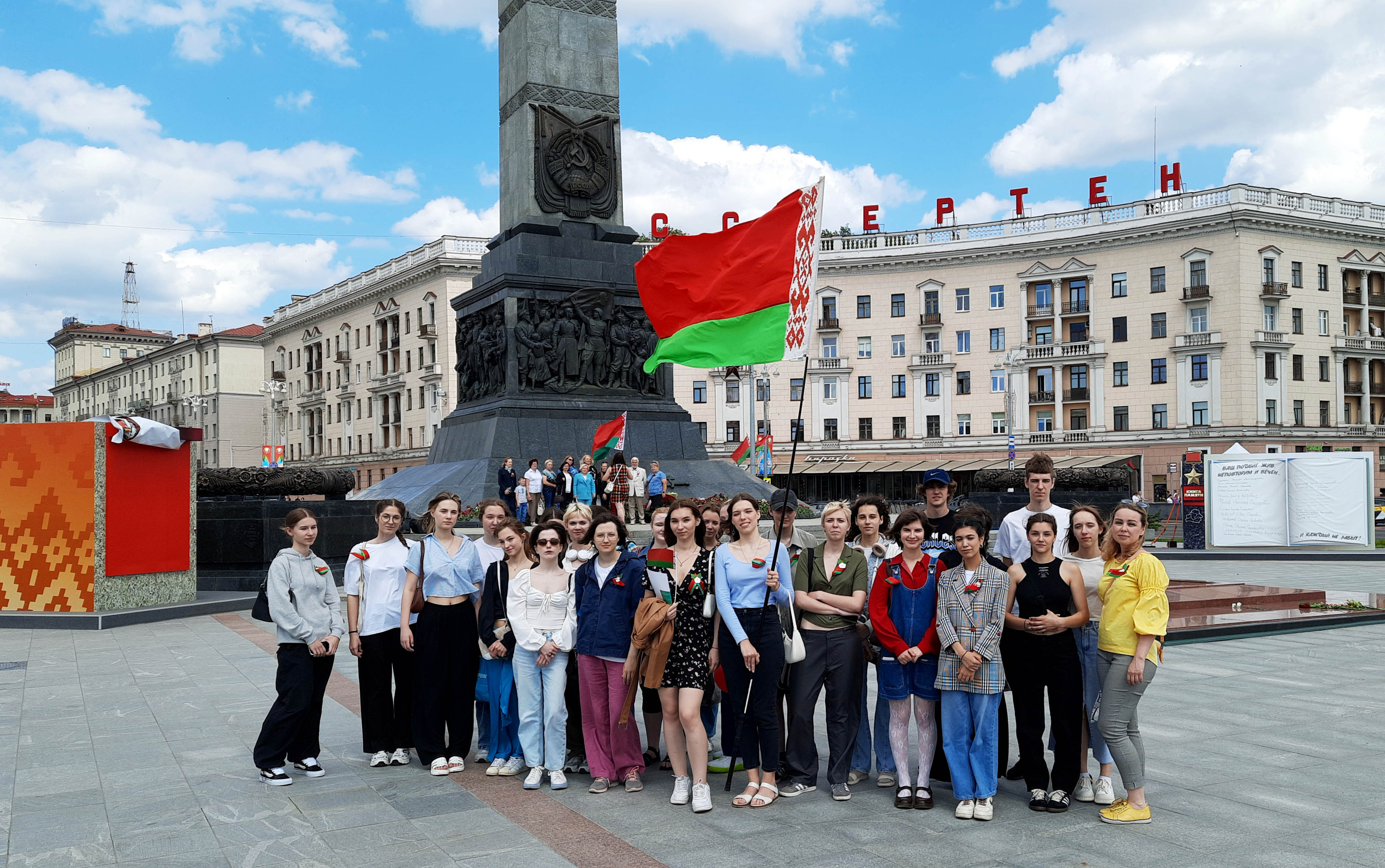 Возложение цветов к монументу Победы