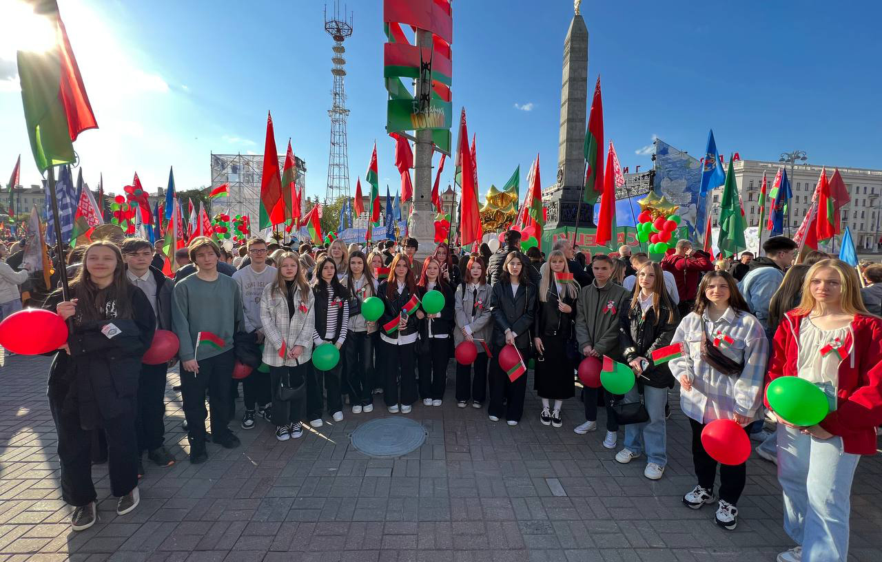 Возложение цветов к монументу Победы